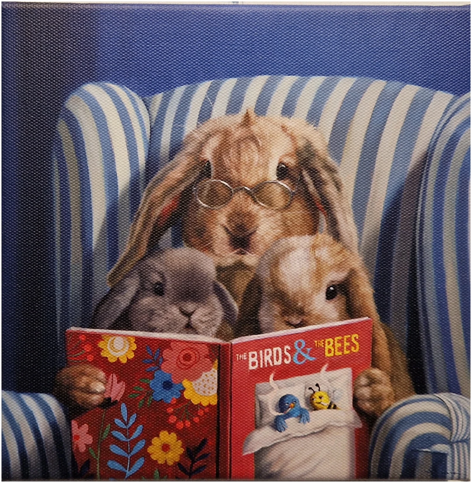 een hond leest een boek voor aan twee konijnen