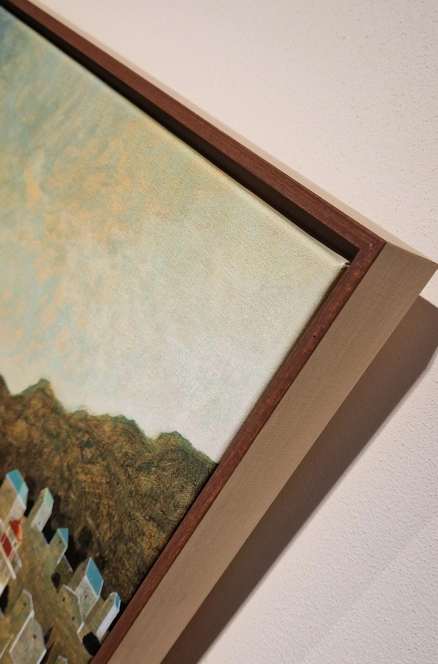 aan de muur hangt een schilderij