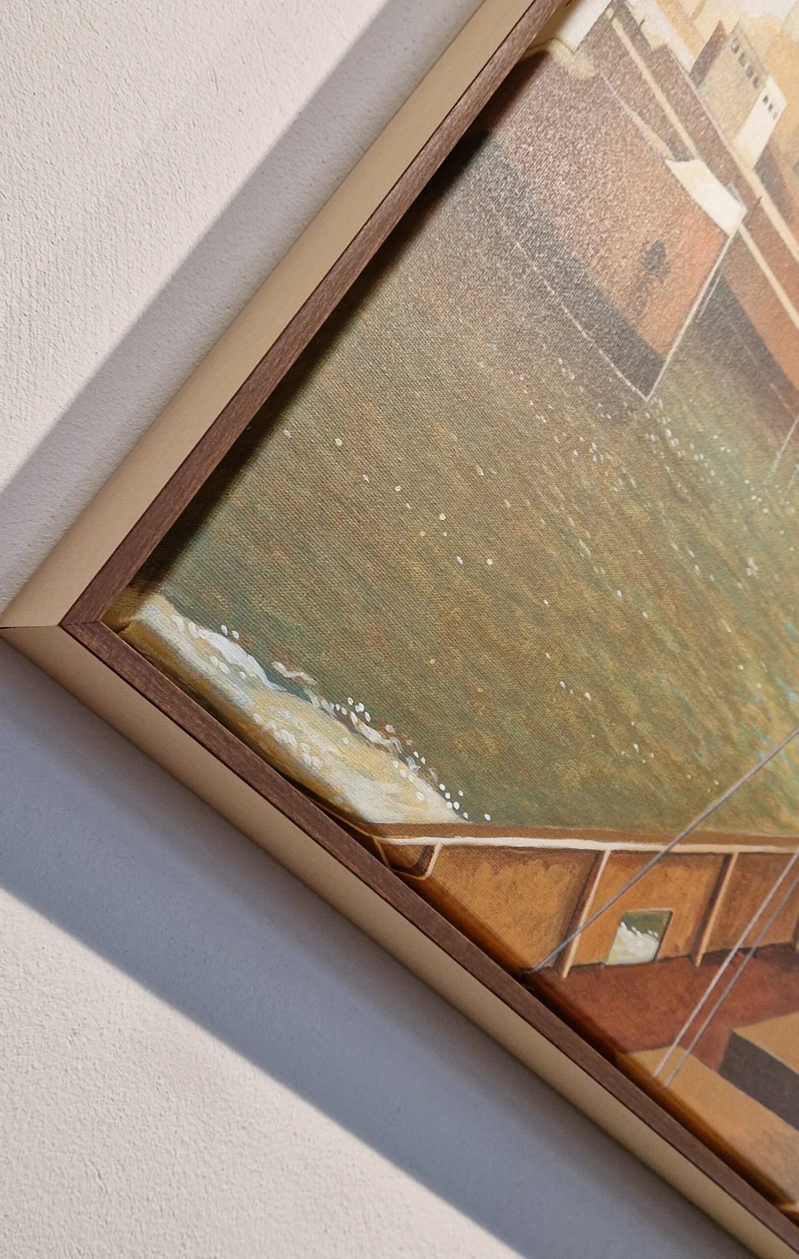 een schilderij dat aan de zijkant van een muur hangt