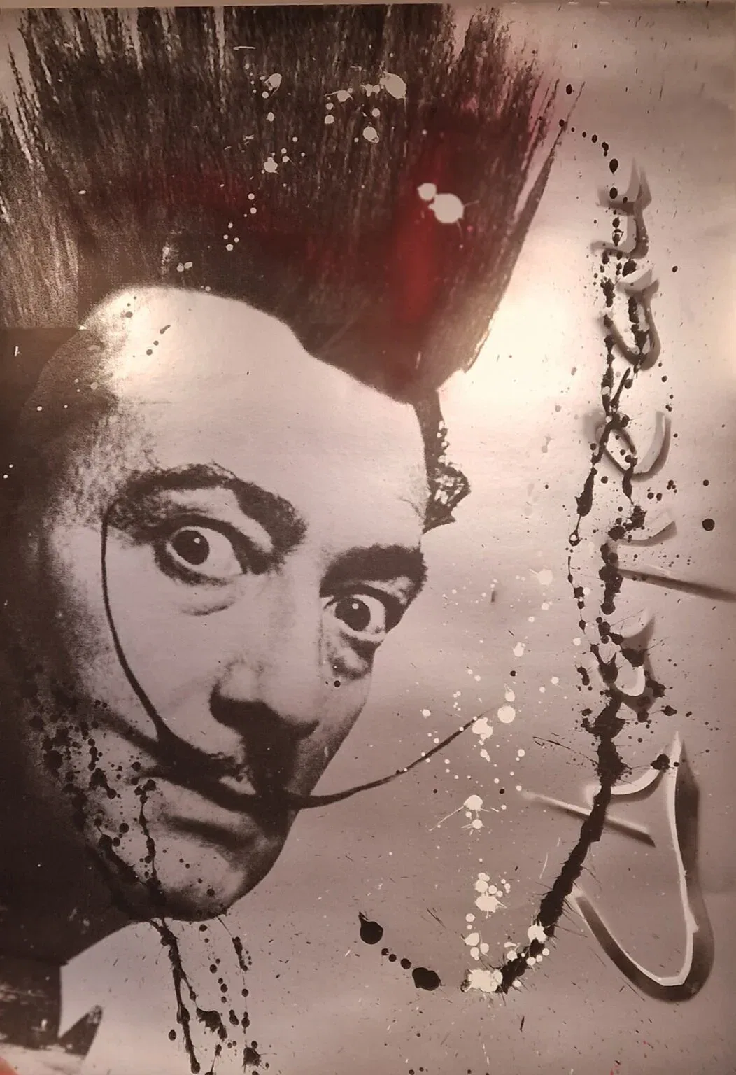 een zwart-witfoto van een man met een hanenkam