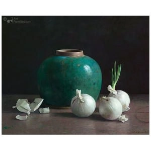 Stilleven met gemberpot en witte uien op donkere achtergrond