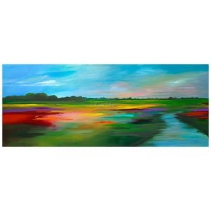 een schilderij van een rivier die door een veld stroomt