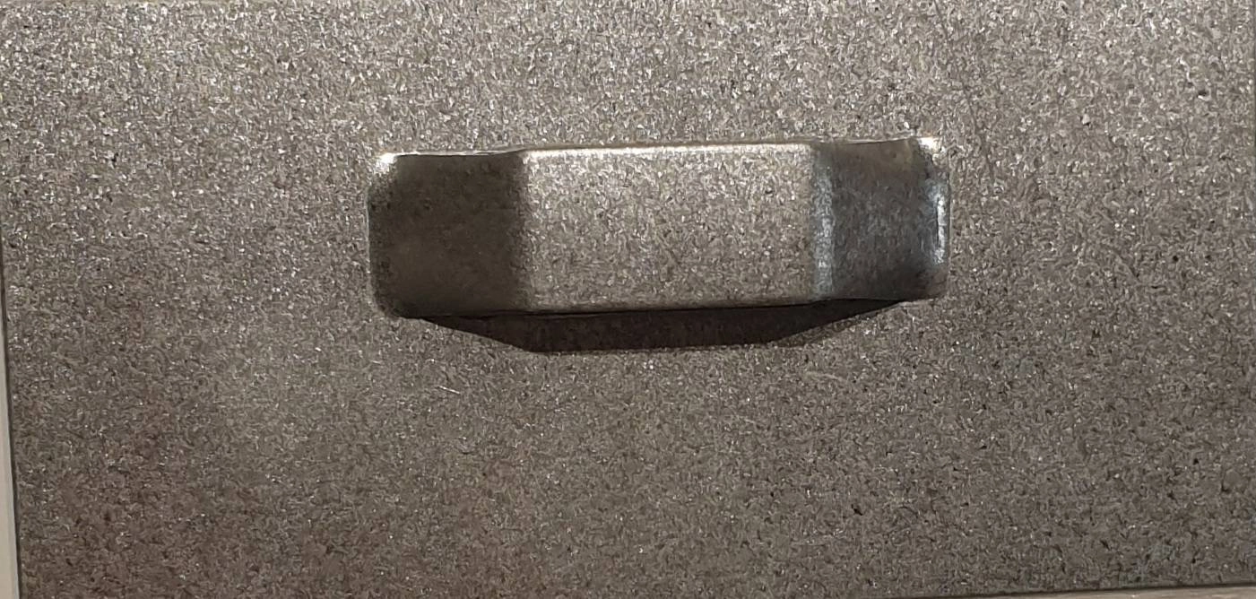 er wordt een vierkant voorwerp op de muur geplaatst