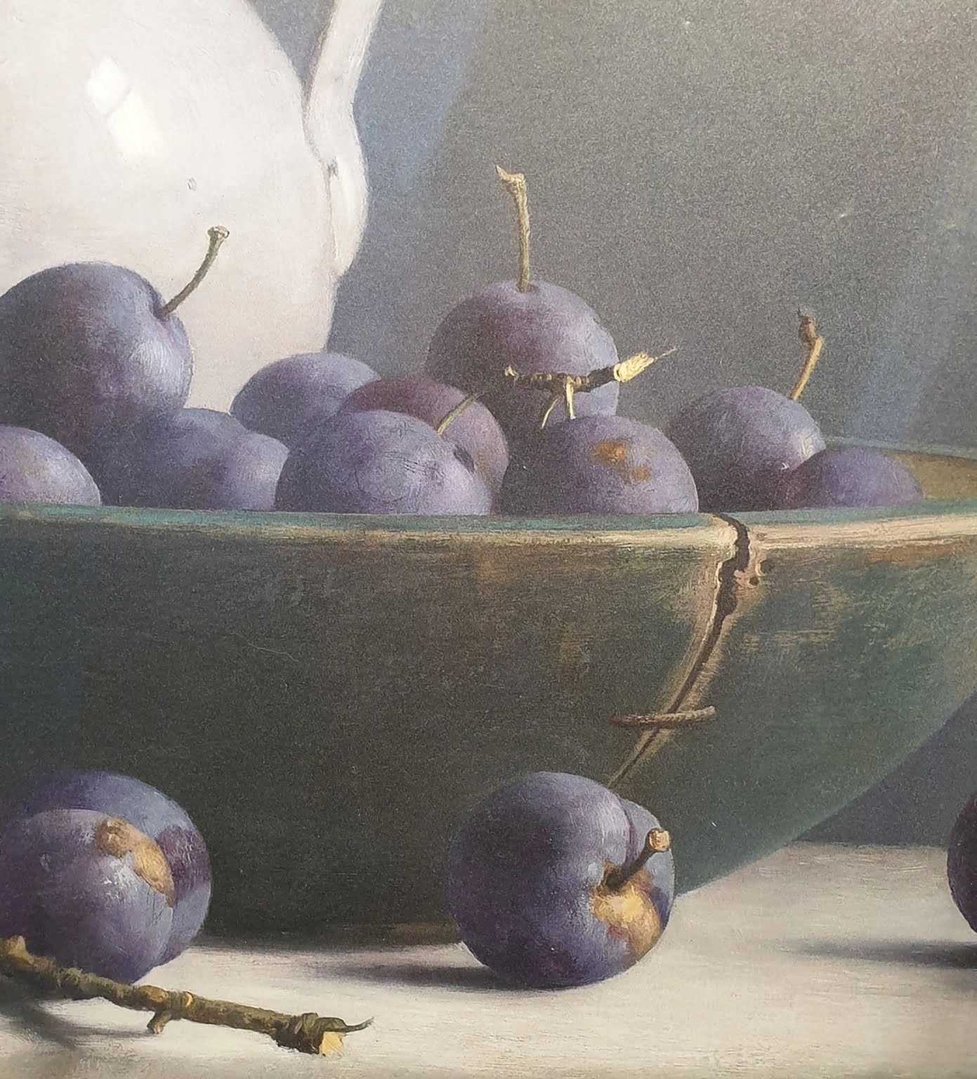 een schilderij van pruimen in een groene kom