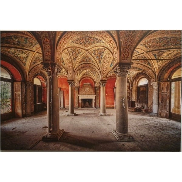 een oud gebouw met zuilen en schilderijen aan de muren