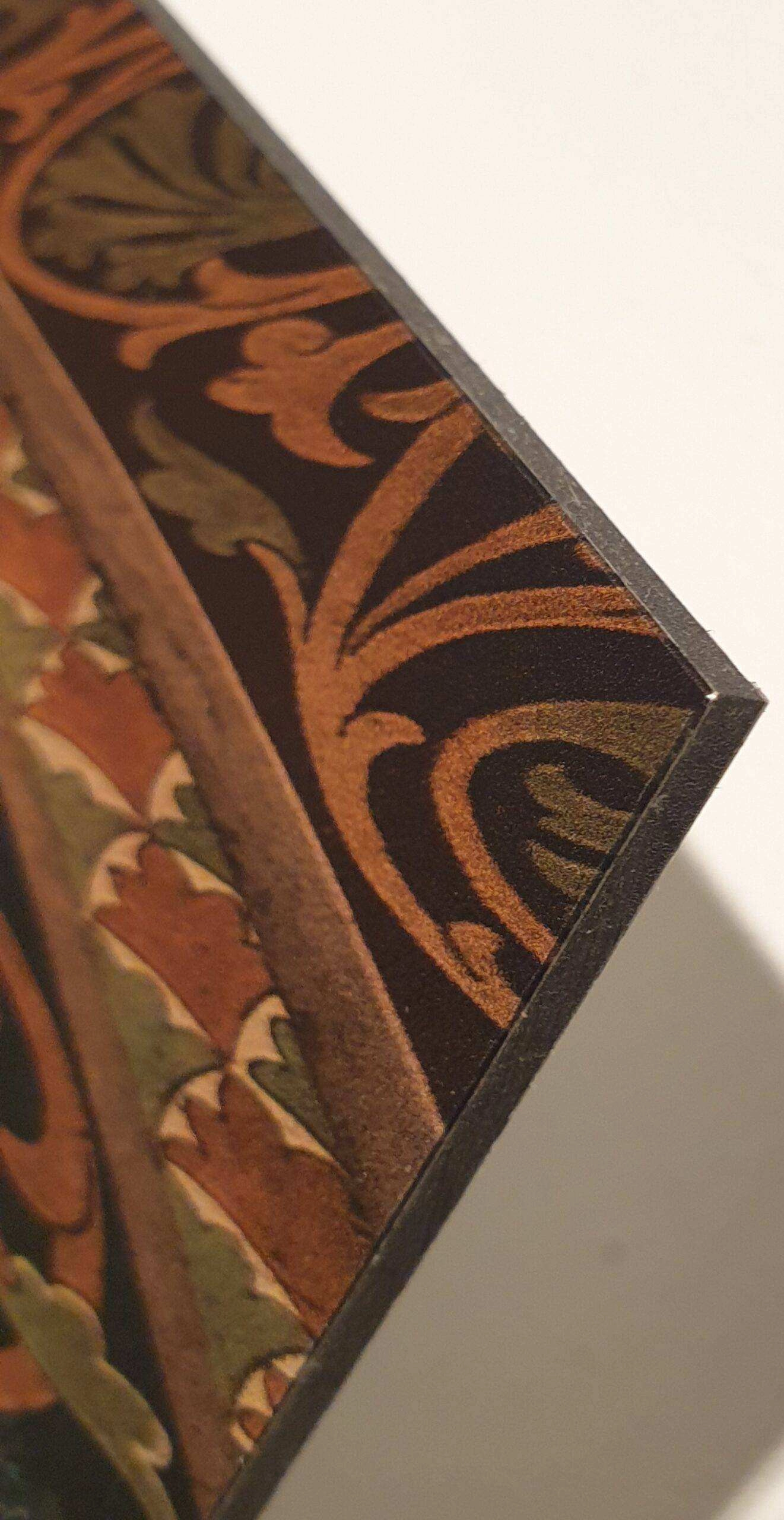 een close-up van een kunstwerk aan de muur