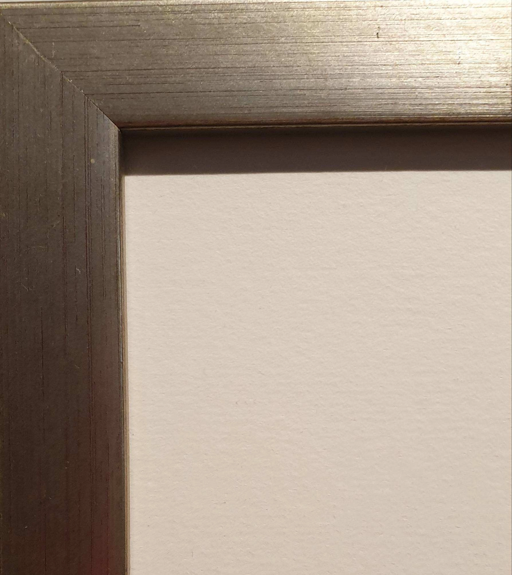 een witte muur met een bruin frame erop