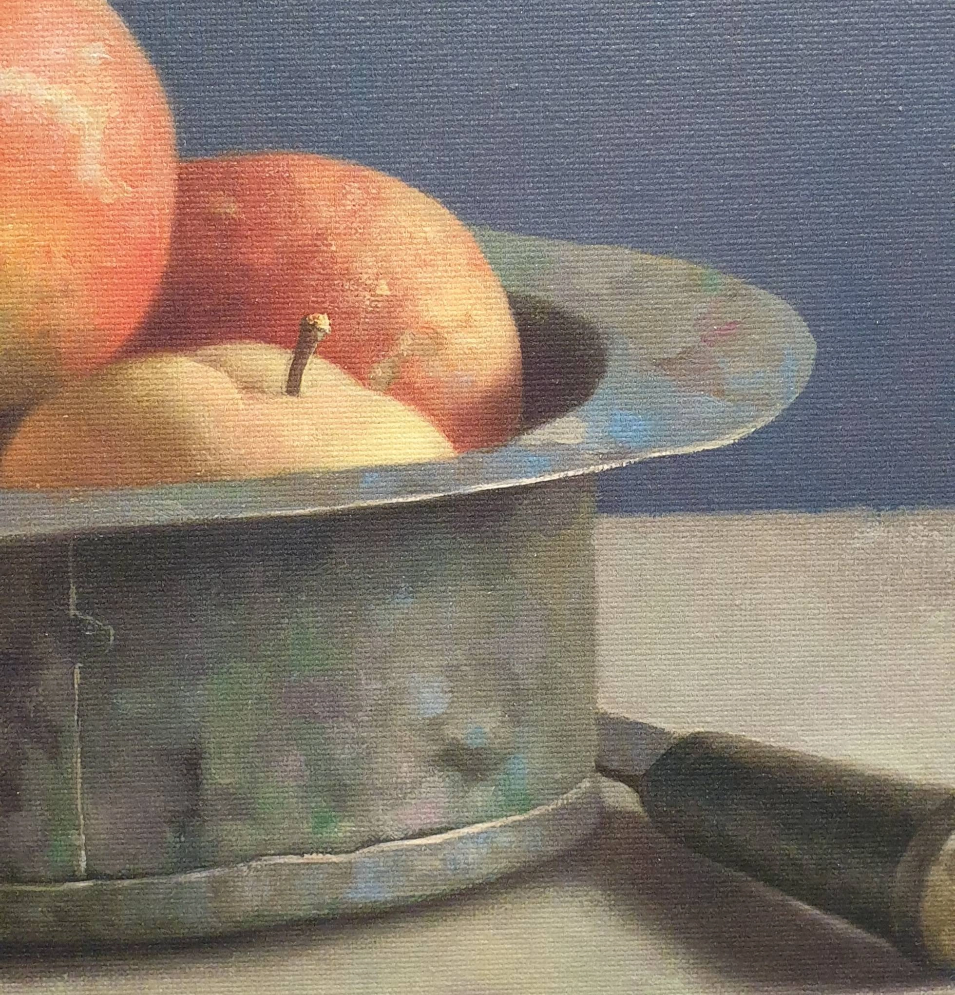 een schilderij van appels in een metalen kom