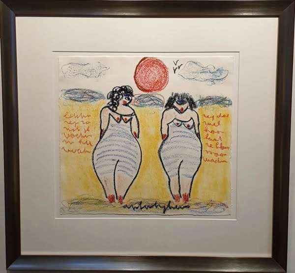 twee vrouwen staan ​​voor een schilderij