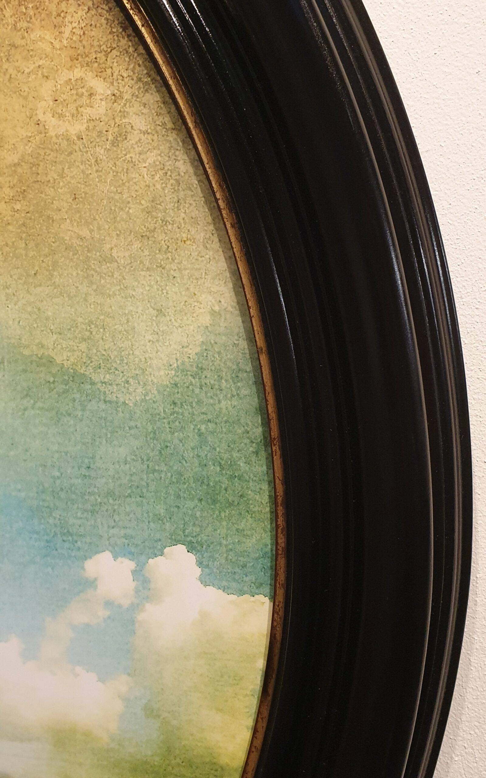 een klok die aan de zijkant van een muur hangt