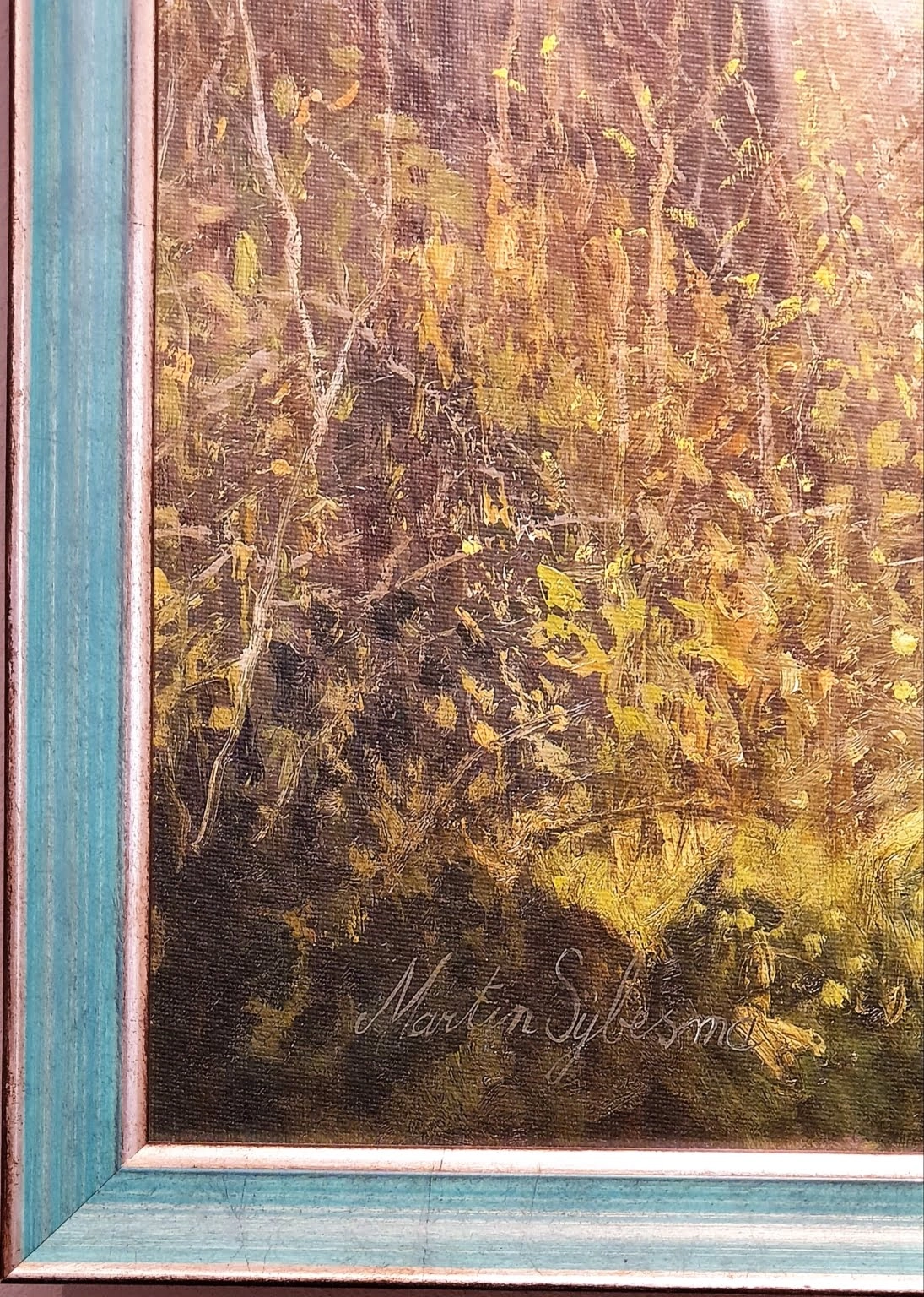 een olieverfschilderij van bomen en struiken in een blauwe lijst