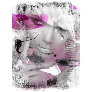 een vrouw met een roze hoed die op een mobiele telefoon praat