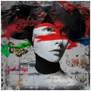 het gezicht van een vrouw beschilderd met verschillende kleuren