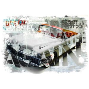 een oude auto met surfplanken op de motorkap