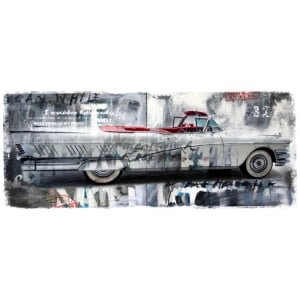 een oude auto staat geparkeerd voor een gebouw