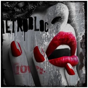 de lippen en nagels van een vrouw zijn rood geverfd