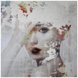 het gezicht van een vrouw wordt getoond met verfspatten erop