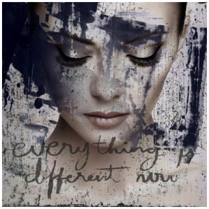 een vrouw met haar ogen dicht en de woorden alles is nu anders