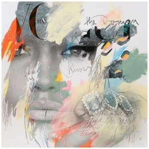 het gezicht van een vrouw is bedekt met veelkleurige verf