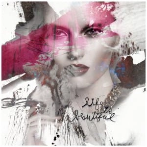 een vrouwengezicht met roze en zwarte verf erop