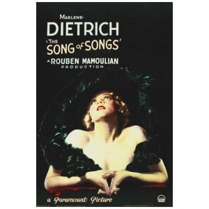 een filmposter met een vrouw in een zwarte jurk