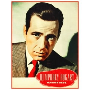 een man in een pak en rode stropdas