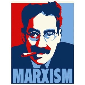 een man met een bril en een snor die een sigaret rookt