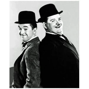 twee mannen in pak en hoed poseren voor een foto