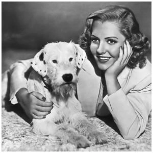 een vrouw die met een hond op de grond ligt