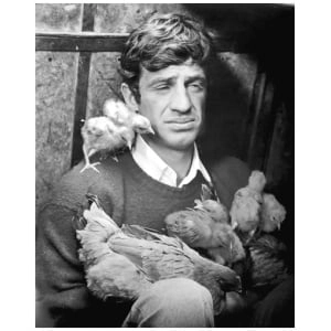 zwart-witfoto van een man die kippen vasthoudt