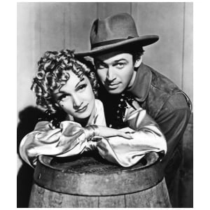 een man en vrouw leunend op een houten ton