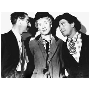 drie mannen in pak en hoeden staan ​​naast elkaar