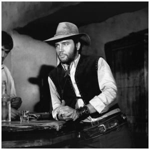 twee mannen zitten aan een bar met drankjes