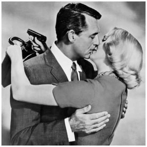 een man in een pak en stropdas die een vrouw omhelst