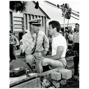 twee mannen zitten op een bankje met elkaar te praten