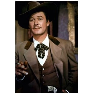 een man in pak en stropdas die een sigaret rookt