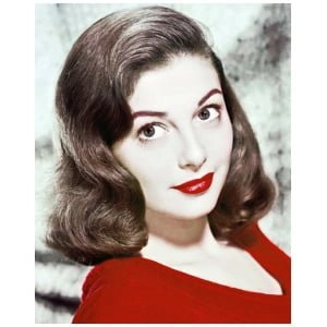 een vrouw in een rode jurk poseert voor een foto