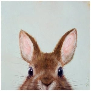 een schilderij van een bruin konijn met blauwe ogen