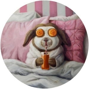 een schilderij van een hond met een bril die uit een glas drinkt