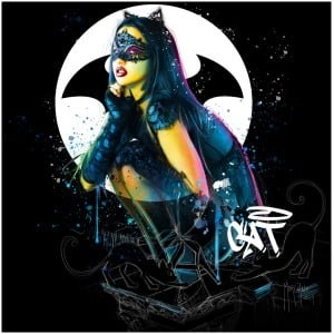 een vrouw in een kattenkostuum met verfspatten op haar gezicht