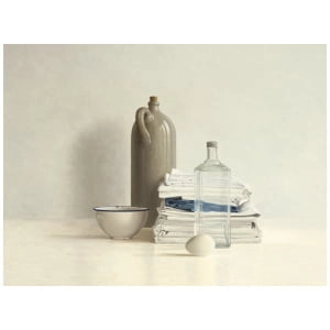 een witte tafel met daarop borden en flessen