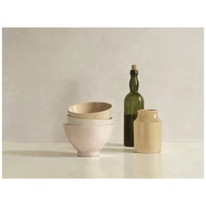 een witte tafel met daarop kommen en flessen