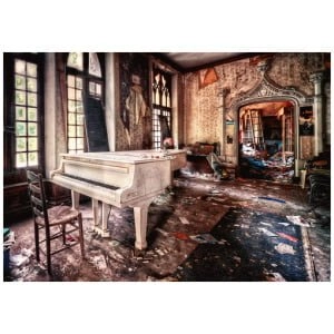 een oude kamer met een piano erin