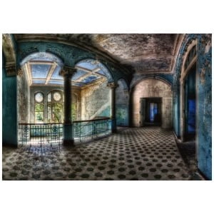 een oud gebouw met veel ramen en bogen