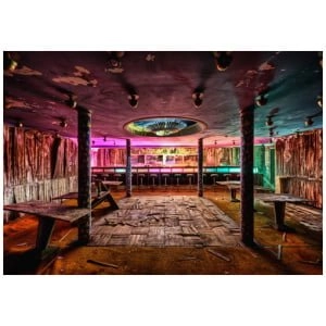 een oude kamer met houten banken en tafels