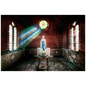 een standbeeld in een oude kamer met glas-in-loodramen