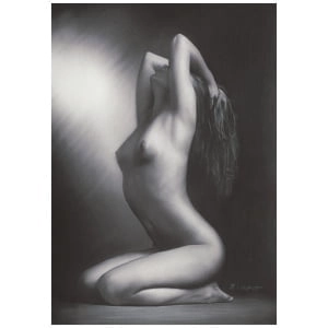 een naakte vrouw zittend op de vloer in zwart-wit