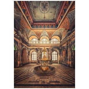 een grote kamer met een fontein erin