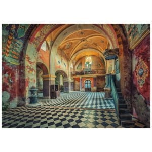 een oud gebouw met een geblokte vloer en bogen