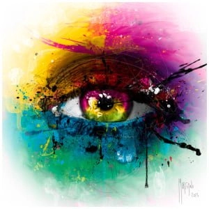 een oog met kleurrijke verf erop